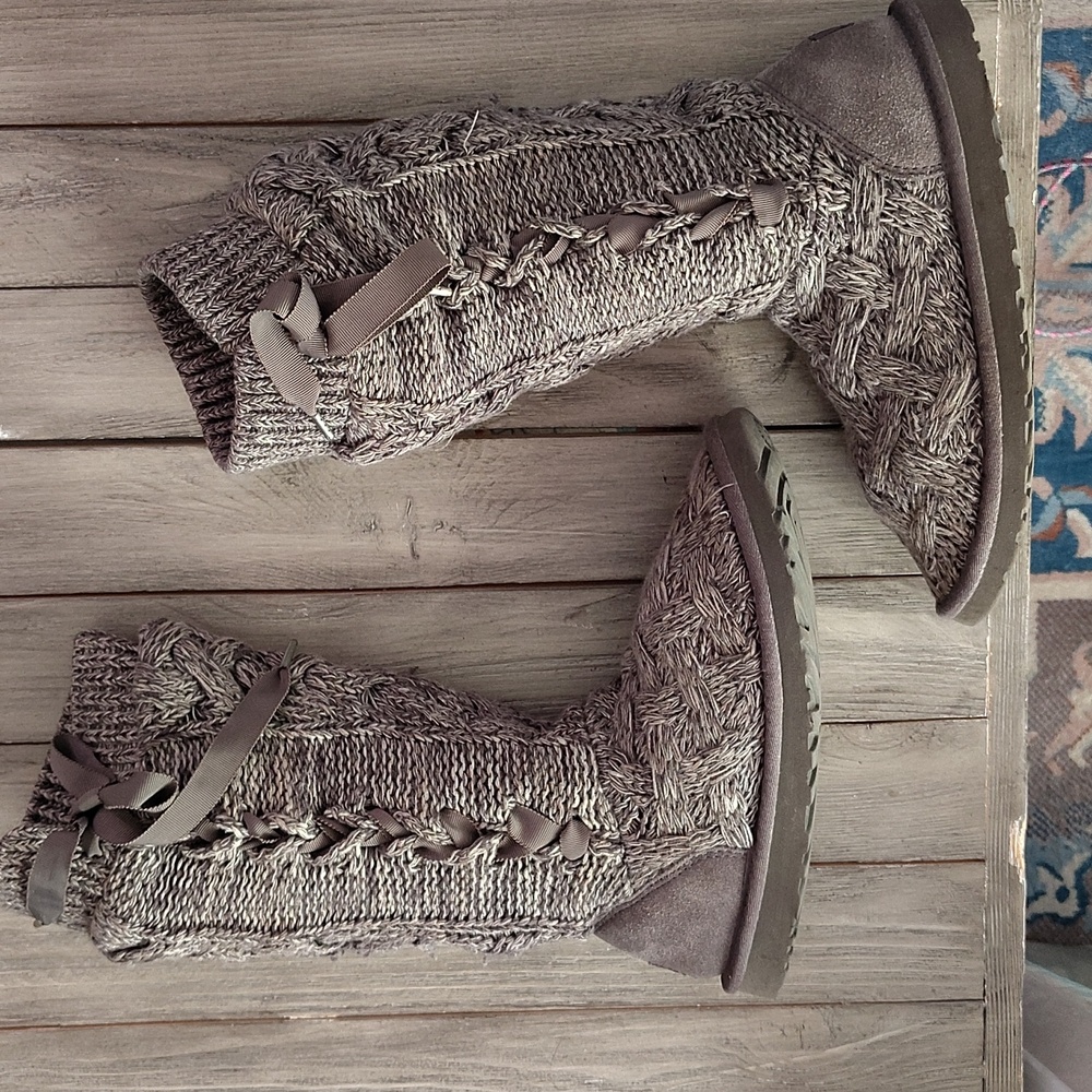 UGG Grey Winter Boots with Cable Knit Design Size Woman's 8